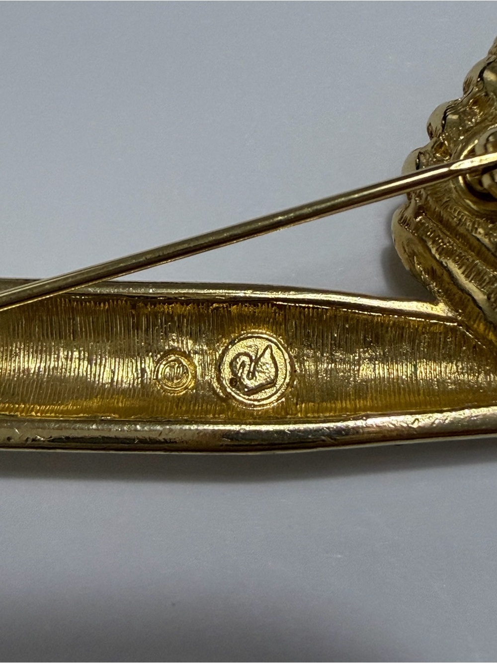 Retired Swarovski Swan Signed Crystal Baseball Bat & Glove Brooch Pin Gold Tone - Picture 4 of 11
